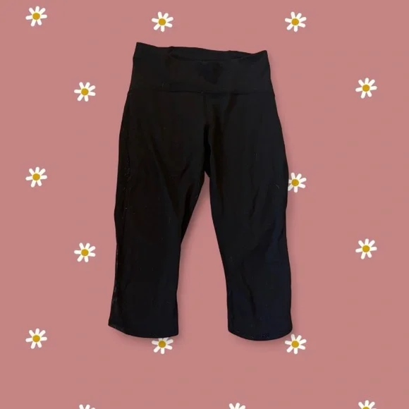Lululemon Women's Black Capri Leggings - Picture 3 of 3